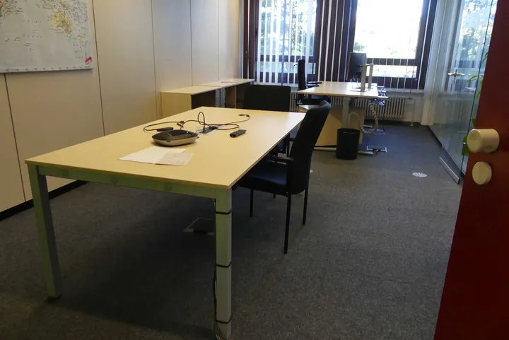 Rauminhalt mit 1x Schreibtisch, elektrisch höhenverstellbar